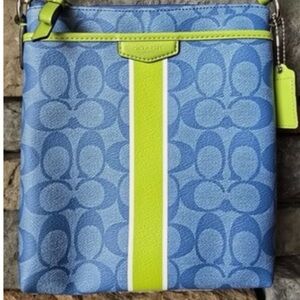 Coach Signature Stripe Swingpack
Crossbody